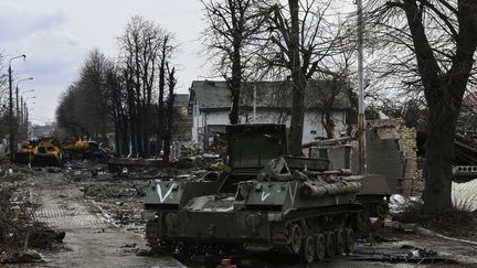 Image de blindés russes détruits dans la ville de Bucha, à l'ouest de Kiev, le 4 mars 2022 en Ukraine.&nbsp; (ARIS MESSINIS / AFP)