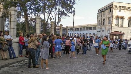 Des habitants évacuent un bâtiment à La Havane (Cuba), après un séisme, le 28 janvier 2020. (ADALBERTO ROQUE / AFP)