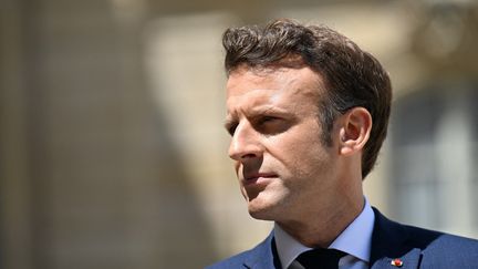 Le président de la République Emmanuel Macron dans la cour de l'Elysée, le 1er juillet 2022 (EMMANUEL DUNAND / AFP)