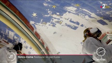 Des restaurateurs sur le chantier de Notre-Dame de Paris. (France 2)