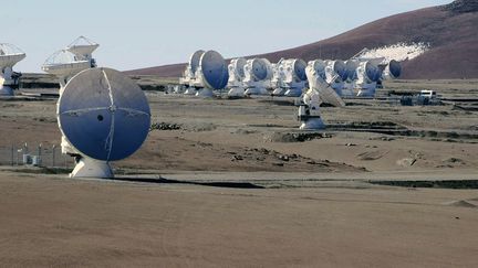 Vue du grand réseau d'antennes millimétrique/submillimétrique de l'Atacama, au Chili, le 22 novembre 2017. (EIJI NOYORI / YOMIURI SHIMBUN / AFP)