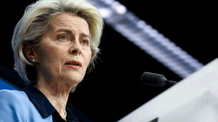 La présidente de la Commission européenne, Ursula von der Leyen, lors d'une conférence de presse après le sommet virtuel avec la Chine, à Bruxelles, le 1er avril 2022. (KENZO TRIBOUILLARD / AFP)