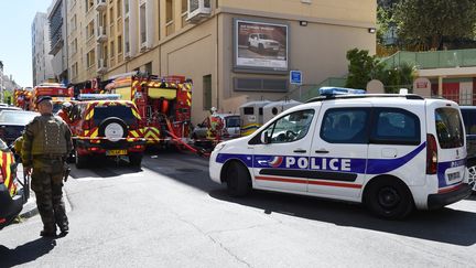 Les forces de l'ordre déployées dans la rue de Crimée à Marseille (Bouches-du-Rhône), mardi 18 avril 2017. (BORIS HORVAT / AFP)