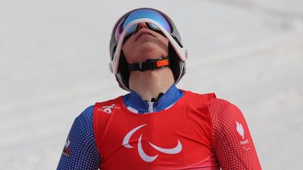A 21 ans, le skieur paralympique Arthur Bauchet repart de Pékin la besace bien pleine de médailles. Après deux titres en descente et en super-combiné, puis le bronze empoché en slalom géant, le Français remet le couvert doré en slalom, le 13 mars. La confirmation après quatre breloques en argent, quatre ans plus tôt, à Pyeongchang. (MIHO TAKAHASHI / AFP)