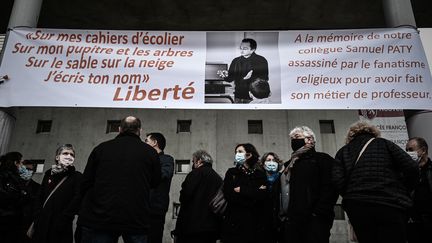 Des professeurs ont déployé une banderole de soutien à Samuel Paty, le 2 novembre&nbsp;2020, devant un lycée à&nbsp;Bordeaux. (PHILIPPE LOPEZ / AFP)