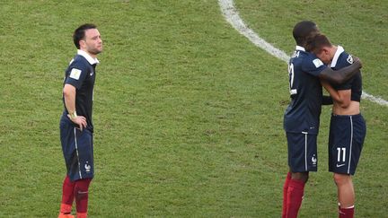 Mathieu Valbuena, Rio Mavuba et Antoine Griezmann inconsolables apr&egrave;s l'&eacute;limination des Bleus de la Coupe du monde, le 4 juillet, face &agrave; l'Allemagne. (CHRISTOPHE SIMON / AFP)