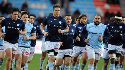 Les joueurs du Racing 92 s'échauffent avant un match face au FCG à Grenoble (Isère), le février 2016. (JEAN PIERRE CLATOT / AFP)