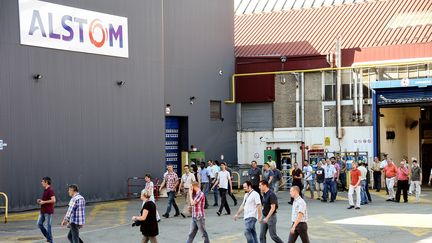 Des employés d'Alstom quittent l'usine de Belfort, le 13 septembre 2016. (SEBASTIEN BOZON / AFP)