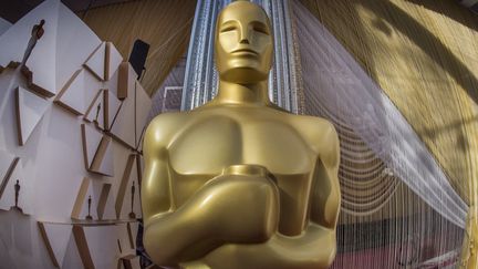 Une reproduction grand format de la statuette des Oscars sur le tapis rouge de la cérémonie de 2020. (MARK RALSTON / AFP)