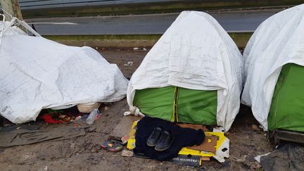 Un camp de migrants situé porte d'Aubervilliers (Paris) en janvier 2020. (RÉMI BRANCATO / RADIOFRANCE)