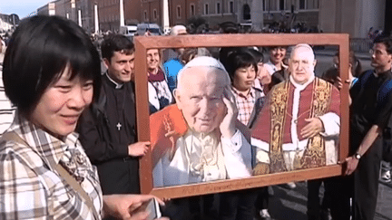 Des groupes du monde entier affluent au Vatican pour assister &agrave; la messe de canonisation des papes Jean XXIII et Jean-Paul II, pr&eacute;vue dimanche 27 avril. (FRANCE 2 / FRANCETV INFO)