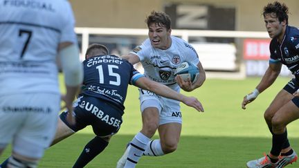 Antoine Dupont (Stade Toulousain) tente d'échapper à la défense de Montpellier en Top 14, le 18 septembre 2021 (MICHAEL ESDOURRUBAILH / MIDI LIBRE via MAXPPP)