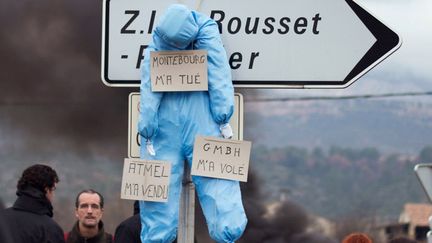 Manifestation de salari&eacute;s de l'usine de LFoundry, dans la zone industrielle du&nbsp;Rousset, pr&egrave;s d'Aix-en-Provence (Bouches-du-Rh&ocirc;ne) le 23 d&eacute;cembre 2013.&nbsp; (BERTRAND LANGLOIS / AFP)