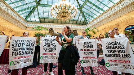 Des militants de l'association Les Amis de la Terre, le 6 novembre 2019 à Paris. (JULIEN HELAINE / HANS LUCAS)