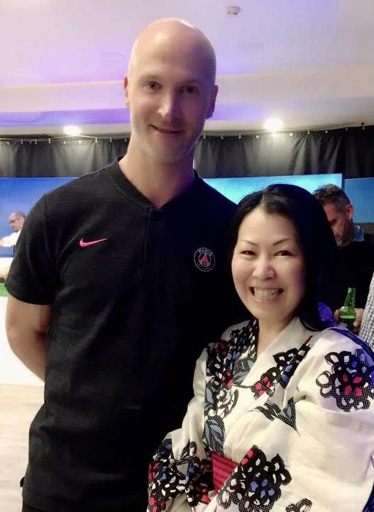 Yuki Hattori et Thierry Omeyer, ancien gardien de but de l'équipe de France de handball. (franceinfo: sport)