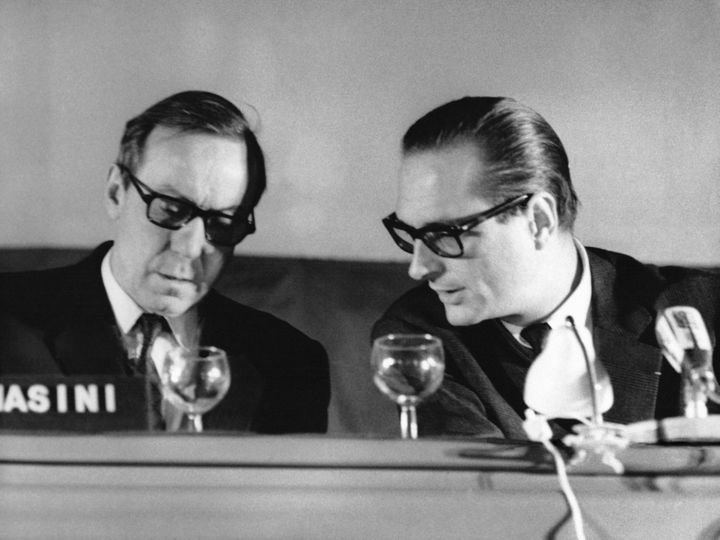 Michel Debré et Jacques Chirac&nbsp;à la tribune pendant les assises nationales de l'UDR , à Strasbourg le 21 novembre 1971. (KEYSTONE-FRANCE / GAMMA-KEYSTONE)