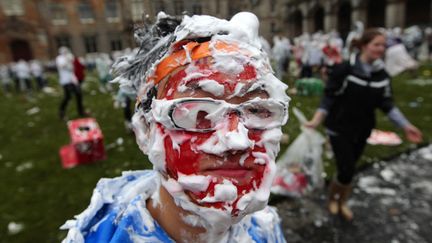 Un &eacute;tudiant de l'universit&eacute; de St Andrews participe au traditionnel Raisin Monday, une vaste bataille de mousse &agrave; raser, Ecosse, le 21 novembre 2011. (DAVID MOIR / REUTERS)