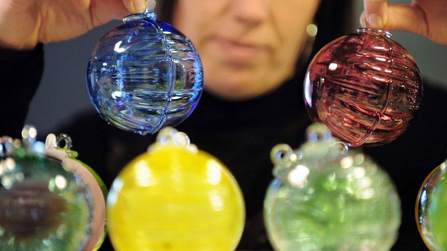 Les boules de Noël de Meisenthal, emblème d'un temple de l'art verrier en quête d'un second souffle