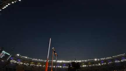 Heureux qui, comme Armand, voit la vie à 6 mètres. Au dessus de la mêlée et auteur d'un saut à 6m10, Armand Duplantis décroche son deuxième titre mondial au saut à la perche. (ARPAD KURUCZ / AFP)