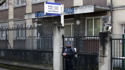 Un policier devant le commissariat d'Aulnay-sous-Bois, le 7 février 2017. (GEOFFROY VAN DER HASSELT / AFP)