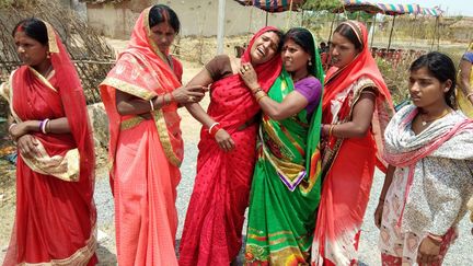 Des proches de la première victime, tuée le 3 mai dans le village de Raja Kundra (Inde), pleurent sa disparition, le 5 mai 2018. (AFP)