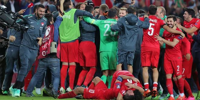 La joie des footballeurs turques qualifiés pour l'Euro 2016