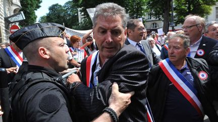 &nbsp; (Des centaines de maires ruraux ont protesté ce mercredi après-midi à l'Assemblée Nationale contre la loi NOTRe. / Crédit: France Info,  Nathanaël Charbonnier)