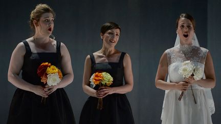 L'Irlandaise Jennifer Davis (Lena) et les Canadiennes Andrea Ludwig (Nada) et Florie Valiquette (Milica) dans "Svadba" de Ana Sokolovic.
 (BORIS HORVAT / AFP )