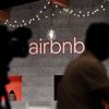 Le logo Airbnb à Tokyo (Japon), le 14 juin 2018. (TOSHIFUMI KITAMURA / AFP)