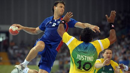 Jérôme Fernandez le 10 août 2008 aux JO de Pékin. La France a battu le Brésil 34 à 26. Il sera&nbsp;victime d'une fracture de la main droite&nbsp;&nbsp;le jeudi 14 août 2008 lors de la victoire contre la Croatie.
 (SAEED KHAN / AFP)