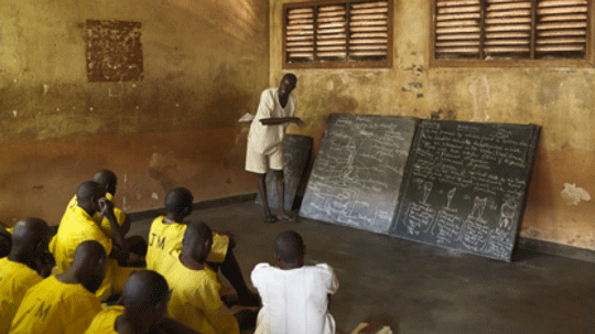 &nbsp; (Pénitencier de Kirinya en Ouganda,1500 détenus: cours de biologie niveau collège © Géo Jan Banning.)