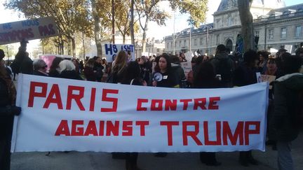 Manifestation anti-trump à Paris, le samedi 19 novembre. (Romain Dézèque / Franceinfo)