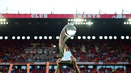 Le&nbsp;trophée de l'Euro 2017 remporté par les Pays-Bas, le 6 août à Enschede.&nbsp; (TOBIAS SCHWARZ / AFP)