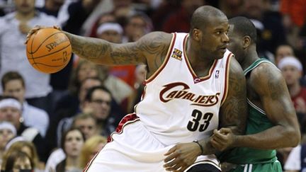 Shaquille O'Neal face aux Celtics de Boston, désormais sa nouvelle équipe. (GREGORY SHAMUS / GETTY IMAGES NORTH AMERICA)