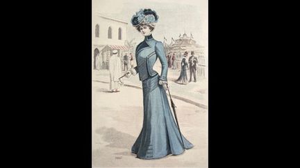 Costume-tailleur en drap bleu de Sèvres et vieux bleu, grand chapeau en feutre gris clair, garni de noeuds en ruban et de plumes d&#039;autruche. La Mode illustrée, 1900.
 (Guénolée Milleret. Edition Eyrolles)