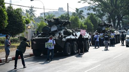 Des manifestants dans les rues de Rangoun (Birmanie), le 15 février 2021, s'opposent au coup d'Etat militaire, survenu le 1er février 2021. (YE AUNG THU / AFP)