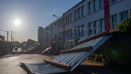 Le toit d'un lycée de Vannes (Morbihan), effondré par la force des vents, vendredi 2 octobre. (LOIC VENANCE / AFP)