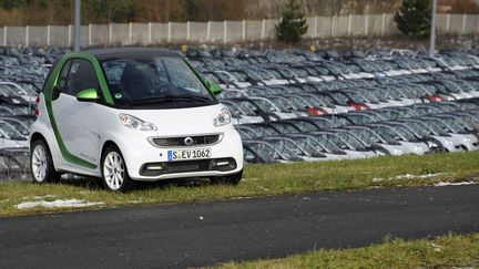 Une&nbsp;Smart Fortwo électrique dans l'enceinte de l'usine d'Hambach (Moselle), le 11 décembre 2012. (JEAN-CHRISTOPHE VERHAEGEN / AFP)