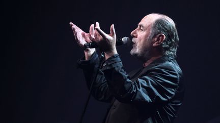 Michel Delpech en 2011 lors de la tournée Age tendre et têtes de bois
 (PHOTOPQR/L&#039;EST REPUBLICAIN)