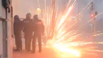 A Dijon, les gilets jaunes s'arment de feux d'artifice lors des manifestations. (Nicolas Richoffer / InfosDijon.com / LKLM)