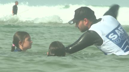 Ces enfants apprennent à déjouer les dangers de l'océan avec des maîtres-nageurs-sauveteurs. (CAPTURE D'ÉCRAN FRANCE 3)