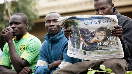 Des Kenyans lisent le quotidien "Sunday Nation" dont la une est consacr&eacute;e &agrave; la prise d'otages au centre commercial Westgate par un commando islamiste &agrave; Nairobi (Kenya), le 22 septembre 2013. (REUTERS)