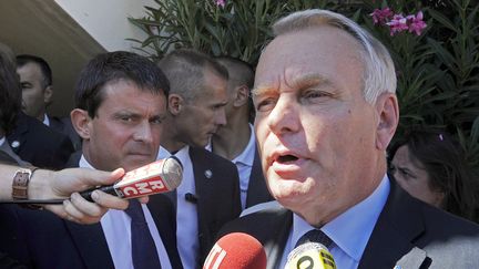 Le Premier ministre Jean-Marc Ayrault (&agrave; droite), accompagn&eacute; du ministre de l'Int&eacute;rieur Manuel Valls, r&eacute;pond &agrave; des journalistes, &agrave; Marseille (Bouches-du-Rh&ocirc;ne), le 20 ao&ucirc;t 2013. (BORIS HORVAT / AFP)