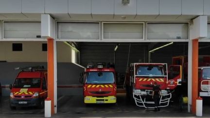 Les équipes du 20 Heures ont suivi le quotidien des pompiers à Nice, dans les Alpes-Maritimes. Ils racontent l'explosion du nombre d'appels, le manque de matériel et le stress de certaines interventions. (FRANCE 2)