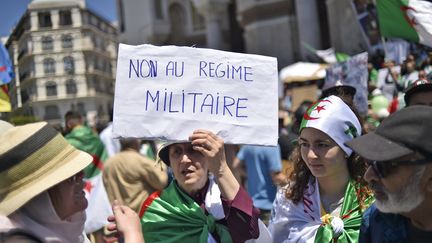 Les manifestants exigent, depuis près de trois mois, le départ de "tout le système". Photo prise le 10 mai 2019 à Alger.&nbsp; (RYAD KRAMDI / AFP)