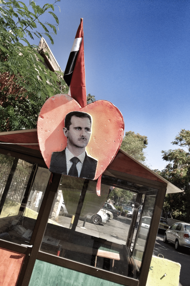 Un portrait de Bachar Al-Assad au check-point d'un carrefour de Damas, en Syrie, en septembre 2013. (ALEX GOHARI / FRANCE 3)