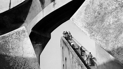 Dix ans après sa disparition, le Château de Tours (avec le Jeu de Paume) consacre une exposition à Lucien Hervé (1910-2007), grand photographes d'architecture qui a si bien su faire vibrer la géométrie des lignes et des ombres, connu surtout pour sa collaboration avec Le Corbusier, qui a duré plus de quinze ans (1949-1965). Lucien Hervé était aussi un voyageur et un humaniste qui s'intéresse aux enfants, aux vieillards et à la gestuelle humaine. Ici, Lucien Hervé, "Observatoire", Jaipur, Inde, 1955. Du 18 novembre 2017 au 27 mai 2018. Archives Lucien Hervé
 (Lucien Hervé)