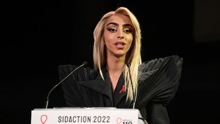 Le chanteur Bilal Hassani, le 7 mars 2022 à Paris. (CHRISTOPHE ARCHAMBAULT / AFP)