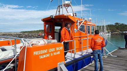 Eric Trichet (à gauche), à bord de sa vedette de la Société nationale de sauvetage en mer (SNSM), le 9 juin 2019. (BENJAMIN MATHIEU / FRANCEINFO)