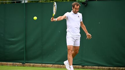 Le Français Richard Gasquet, à Wimbledon, lors de son 2e tour contre l'Américain&nbsp;Mackenzie McDonald, le 30 juin 2022. (SEBASTIEN BOZON / AFP)